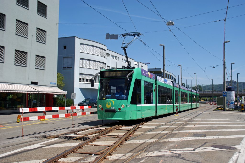Combino 321 beim Einspurstck bei der Breite in Basel. Aufnahme: 03.07.2011.