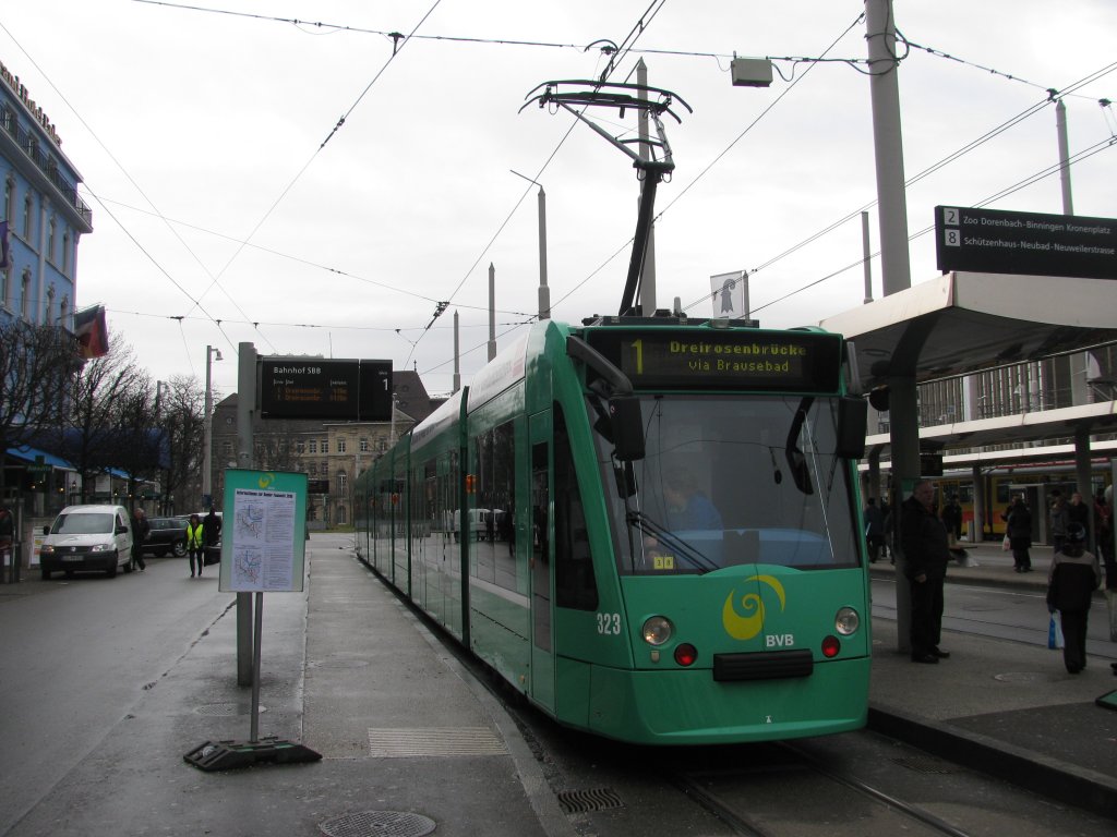 Combino 323 auf der Linie 1 am Bahnhof SBB am 24.02.2010
