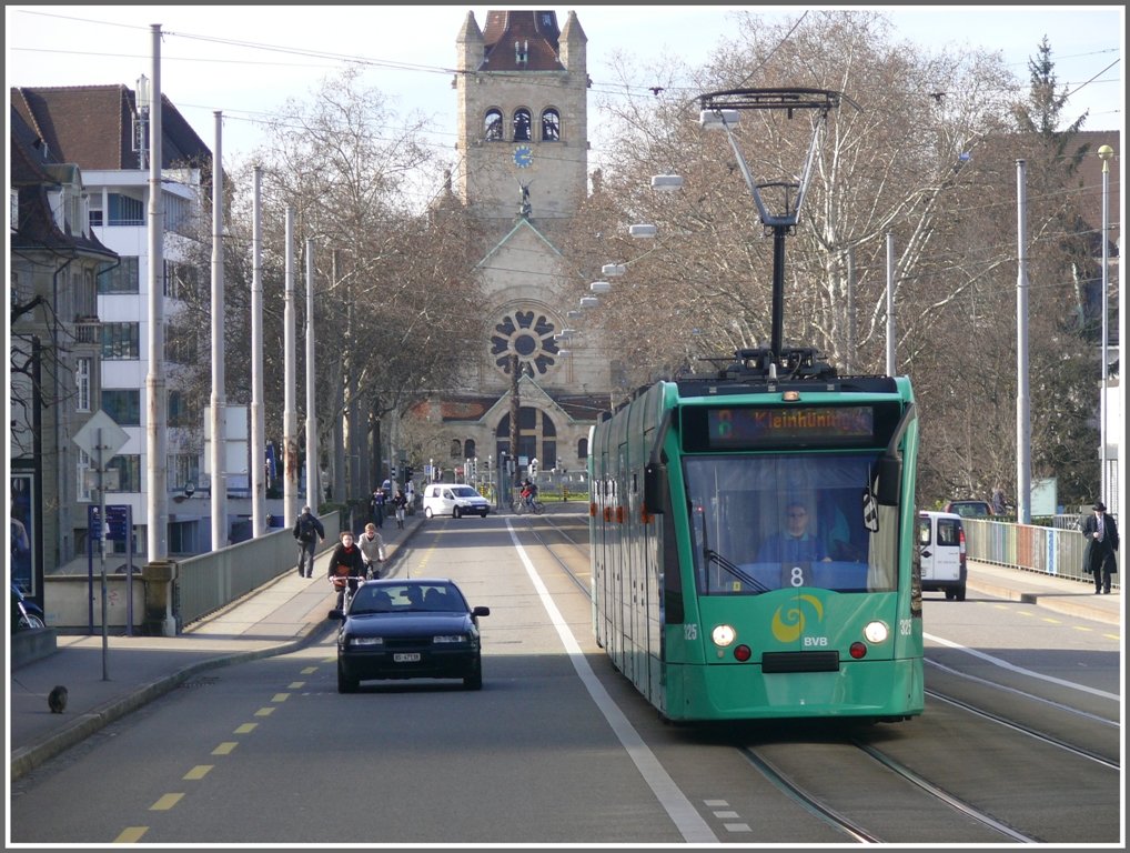 Combino 325 erreicht die Haltestelle Zoo Bachleten. (01.03.2010)