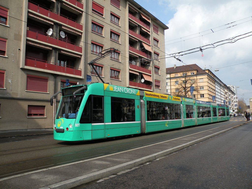 Combino 327 auf der Linie 6 fhrt Richtung Messeplatz. Die Aufnahme stammt vom 28.03.2011.