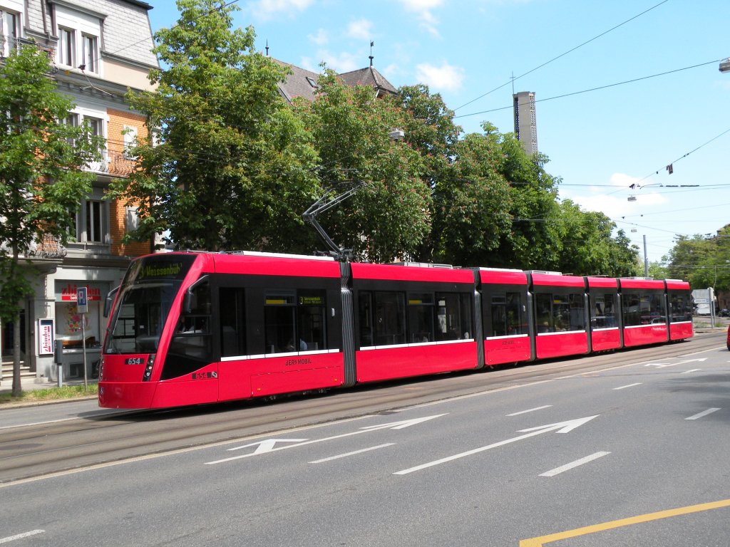Combino 654 auf der Linie 3 beim Tramdepot Burgernziel. Die Aufnahme stammt vom 04.06.2010.