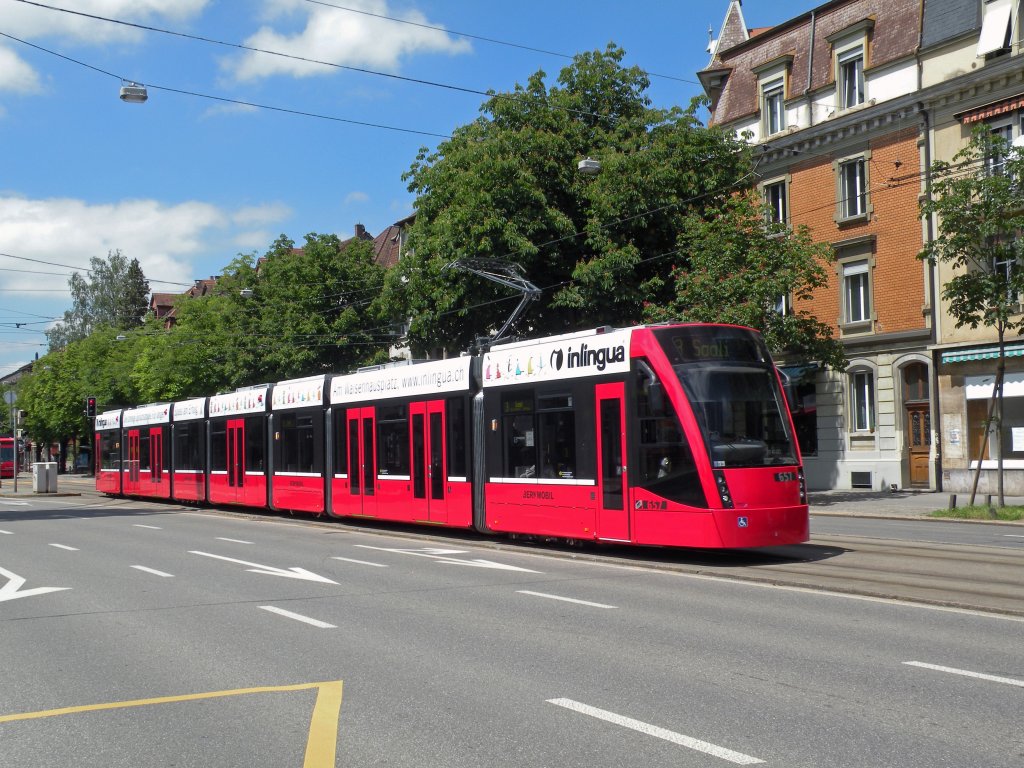 Combino 657 auf der Linie 3 beim Tramdepot Burgernziel. Die Aufnahme stammt vom 04.06.2010.
