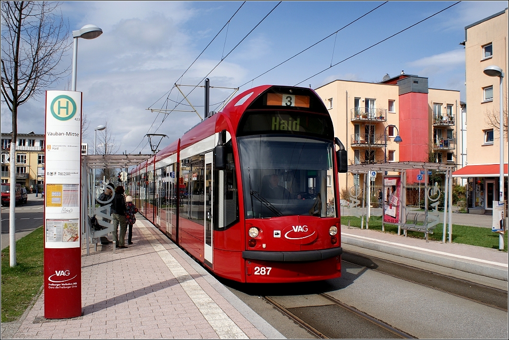 Combino Advanced 287 an der (H) Vauban Mitte (29. Mrz 2010)