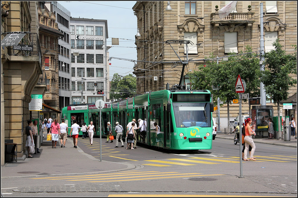 Combino am Schifflände II - 

Durch die Personen kommt viel Leben in das Basler Trambild, das finde ich spannender und mehr im Alltag verankert, als es die erste Aufnahme kann. 

19.06.2013 (M)