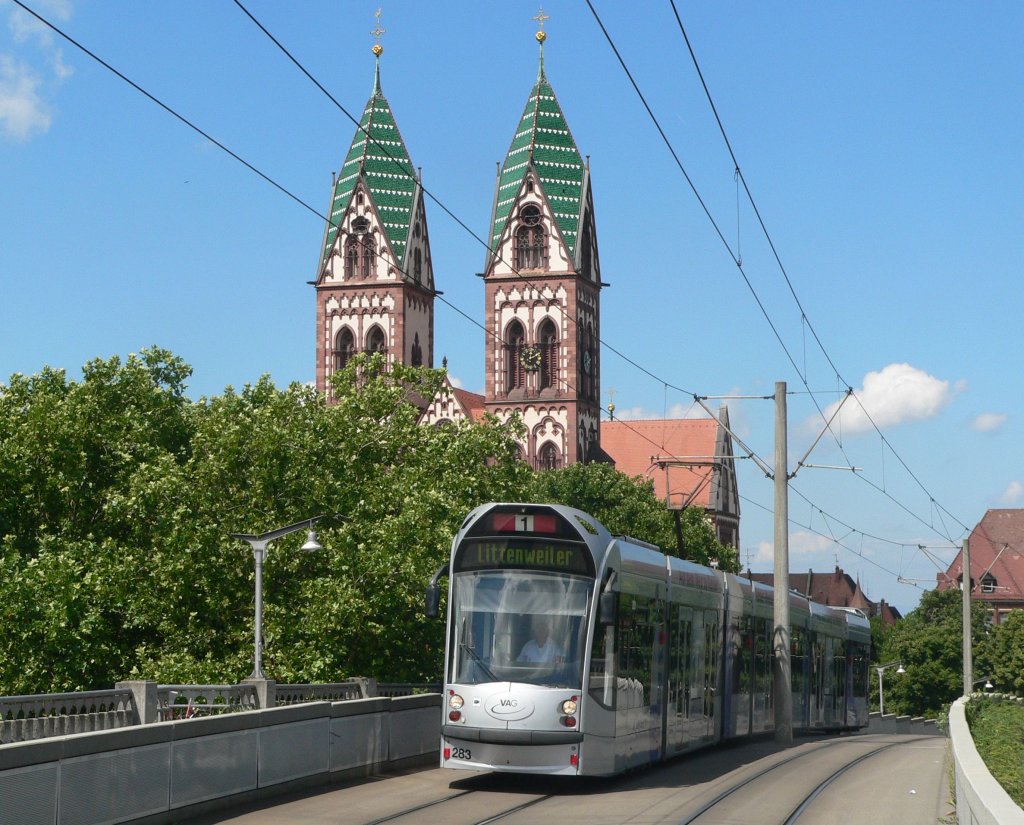 Combino auf der Linie 1 nach Littenweiler, im Hintergrund die Herz-Jesu-Kirche 18.7.2010