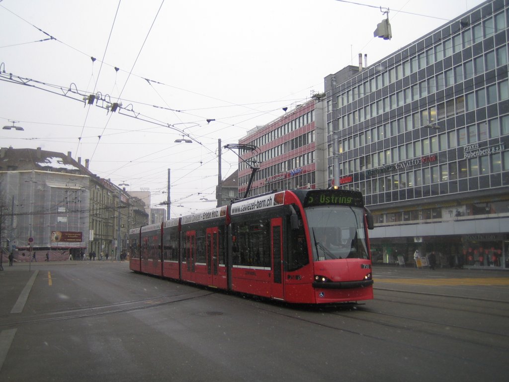 Combino Basic Nr. 758 am 9.2.2010 zwischen dem Bahnhof Bern und dem Hirschengraben.