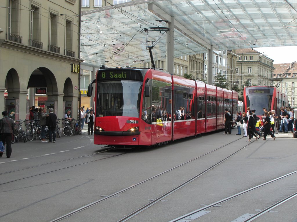 Combino Be 4/6 751 am Bahnhofsplatz am 8.September 2011