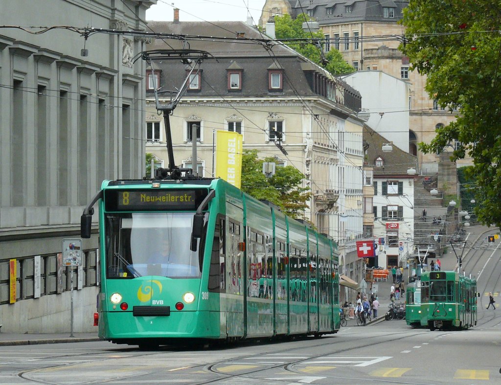 Combino Be 4/8 309 bei der Steigung am Steinenberg auf der Linie 8
am 28.07.10