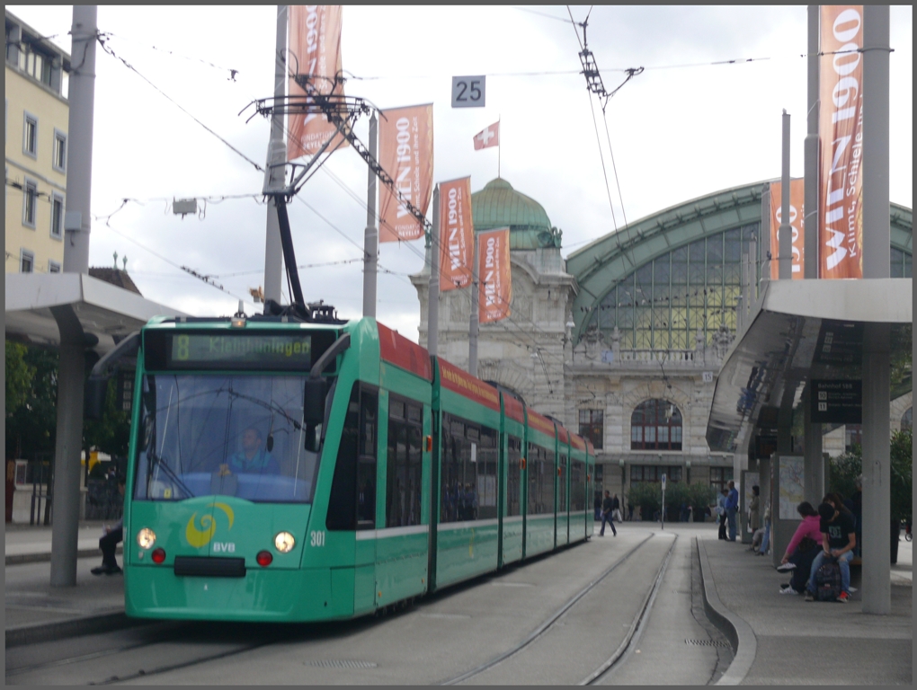 Combino Be 6/8 301 am Bahnhof Basel SBB (15.09.2010)
