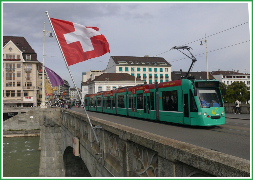 Combino Be 6/8 306 auf der Mittleren Rheinbrcke in Basel. (17.09.2010)