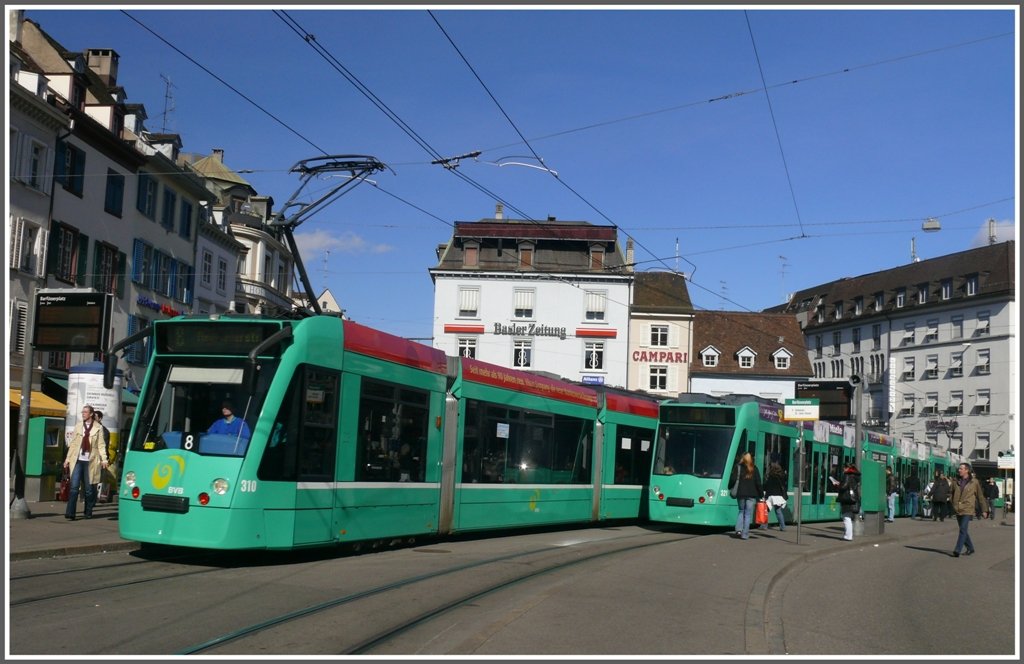 Combino Be 6/8 310 und 321 am Barfsserplatz in Basel. (01.03.2010)