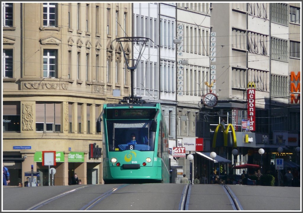 Combino Be 6/8 313 an der Auffahrt zur Mittleren Rheinbrcke in Basel. (01.03.2010)