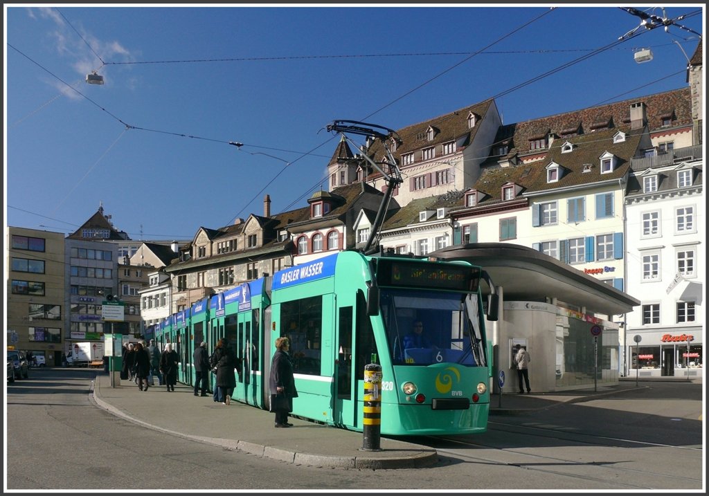 Combino Be 6/8 320 am Barfsserplatz in Basel. (01.03.2010)