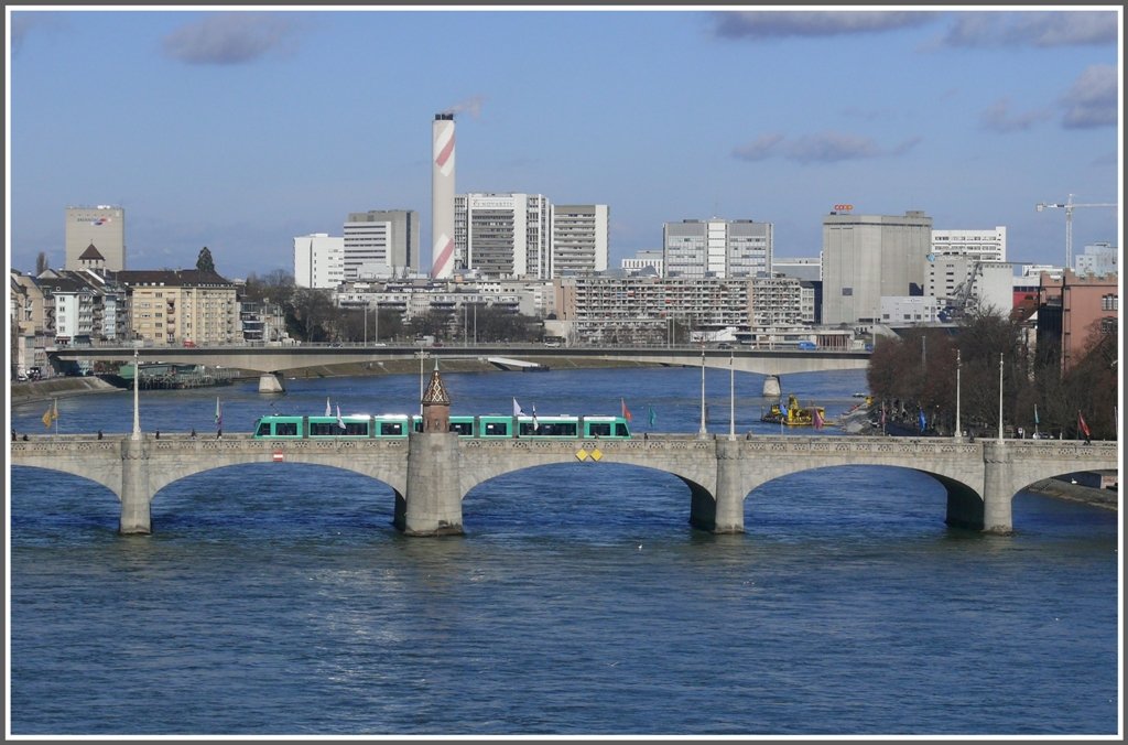Combino Be 6/8 auf der Mittleren Rheinbrcke in Basel. (01.03.2010)