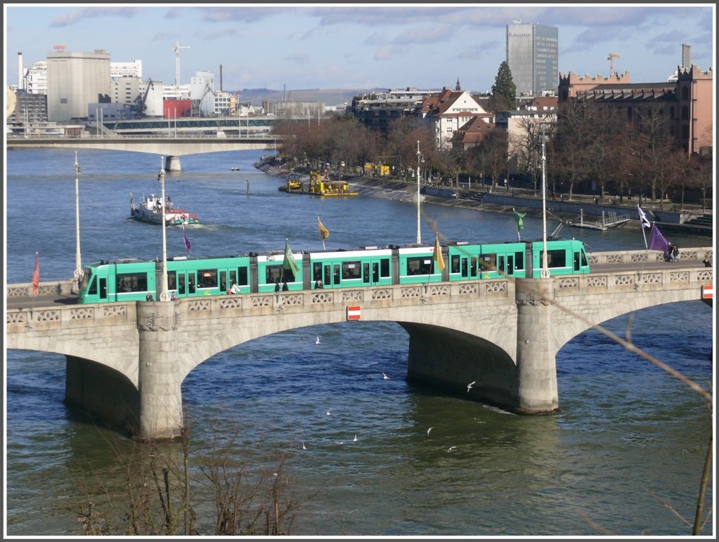 Combino Be 6/8 auf der Mittleren Rheinbrcke in Basel. (01.03.2010)