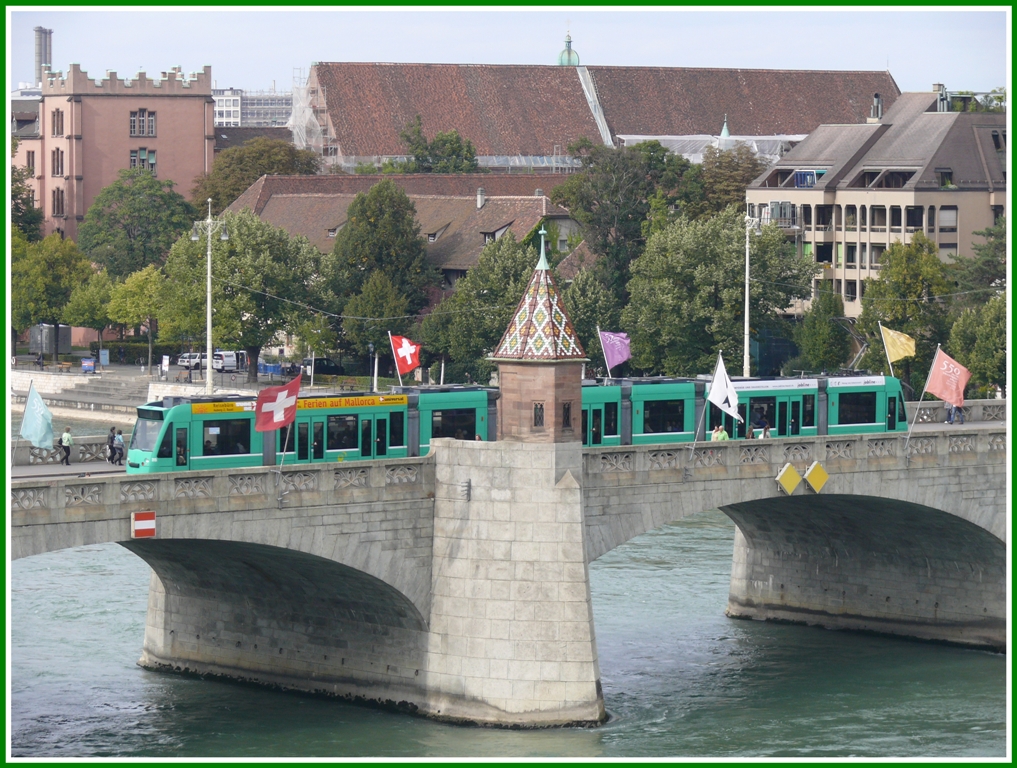 Combino Be 6/8 auf der Mittleren Rheinbrcke in Basel. (17.09.2010)