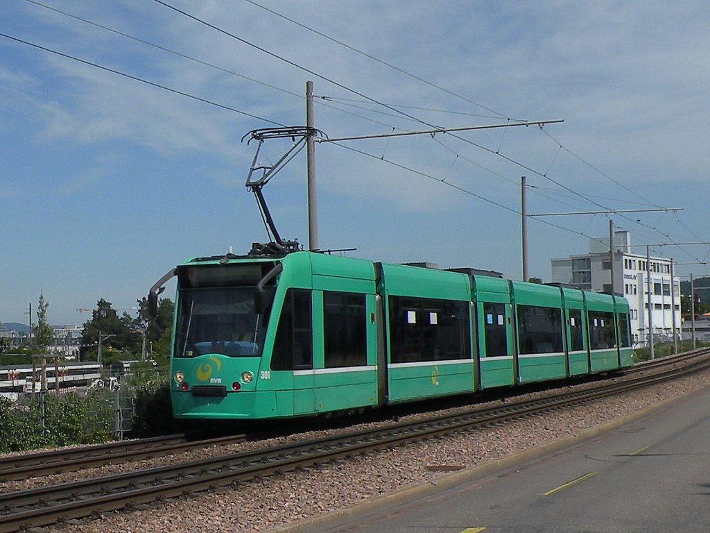 Combino mit der Betriebsnummer 301 auf einer Probefahrt kurz nach der Haltestelle M-Parc. Die Aufnahme stammt vom 02.06.2012.