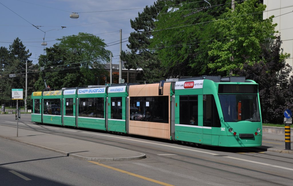 Combino mit der Betriebsnummer 302 auf der Linie 8 an der Haltestelle Ciba. Die Aufnahme stammt vom 16.06.2012. 

