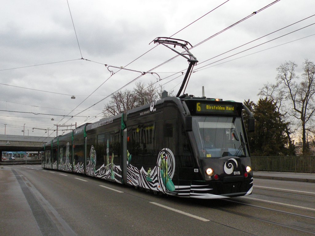 Combino mit der Betriebsnummer 303 an der Fasnacht 2013 auf der Linie 6 kurz nach der Haltestelle Breite Richtung Birsfelden. Die Aufnahme stammt vom 20.02.2013.
