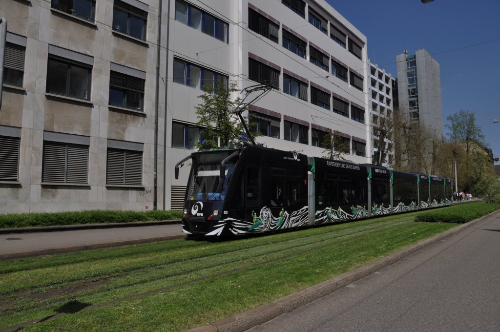 Combino mit der Betriebsnummer 303 und dem Free WLAN fhrt zur Haltestelle Gewerbeschule. Die Aufnahme stammt vom 25.04.2013.
