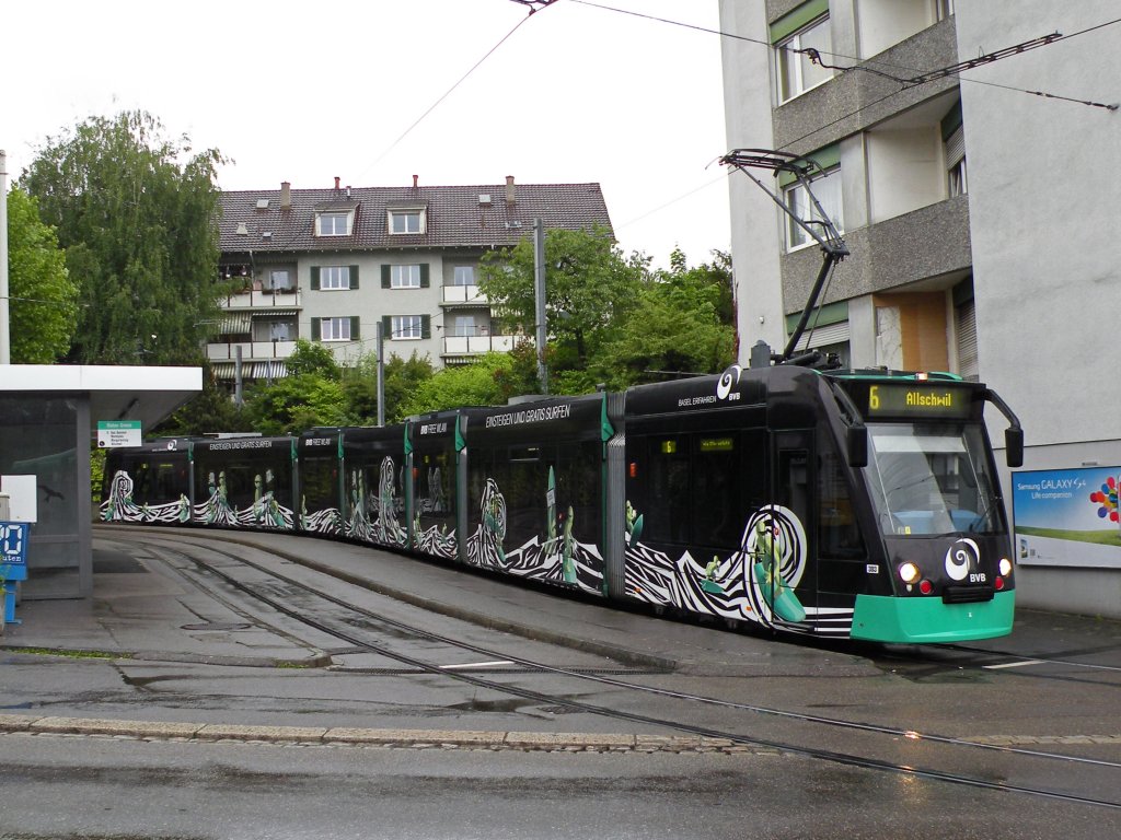 Combino mit der Betriebsnummer 303 und dem Free WLAN auf der Linie 6 an der Haltestelle Riehen Grenze. Die Aufnahme stammt vom 28.05.2013.
