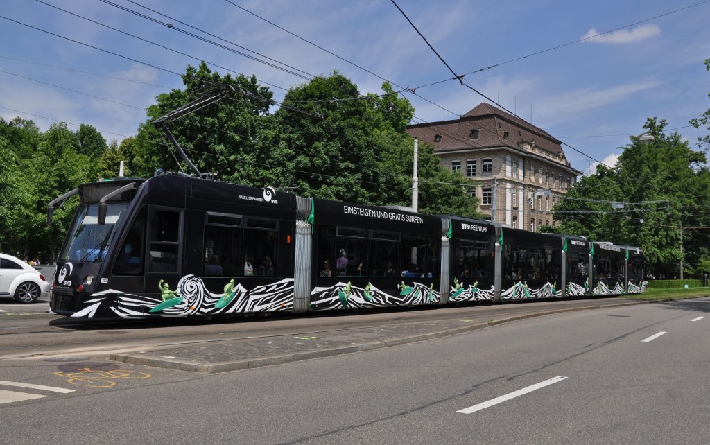 Combino mit der Betriebsnummer 303 und dem Free WLAN auf der Linie 8 bei der Einfahrt zur Haltestelle Bahnhof SBB. Die Aufnahme stammt vom 12.06.2013.