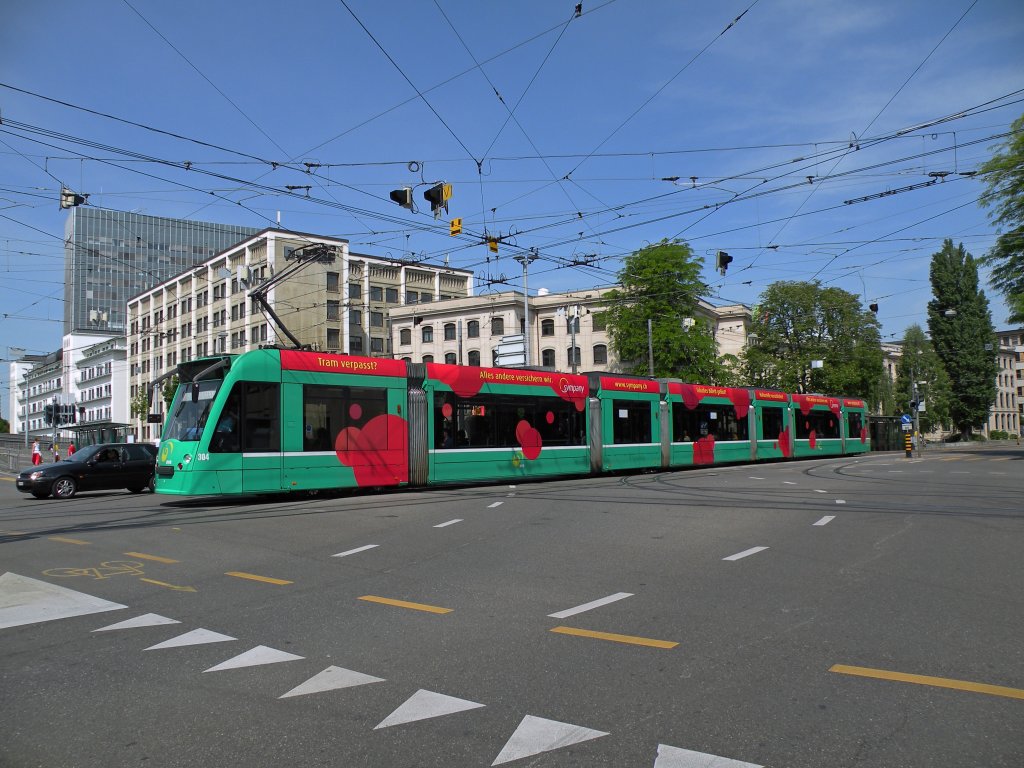 Combino mit der Betriebsnummer 304 fhrt von der Dreirosenbrcke Richtung Haltestelle Blsiring. Die Aufnahme stammt vom 08.05.2011.