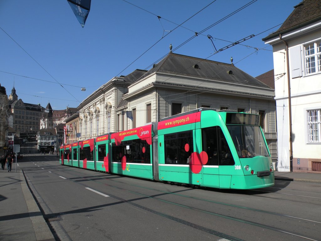 Combino mit der Betriebsnummer 308 auf der Linie 8 fhrt den Steinenberg hinunter zur Haltestelle Barfsserplatz. Die Aufnahme stammt vom 10.03.2012.