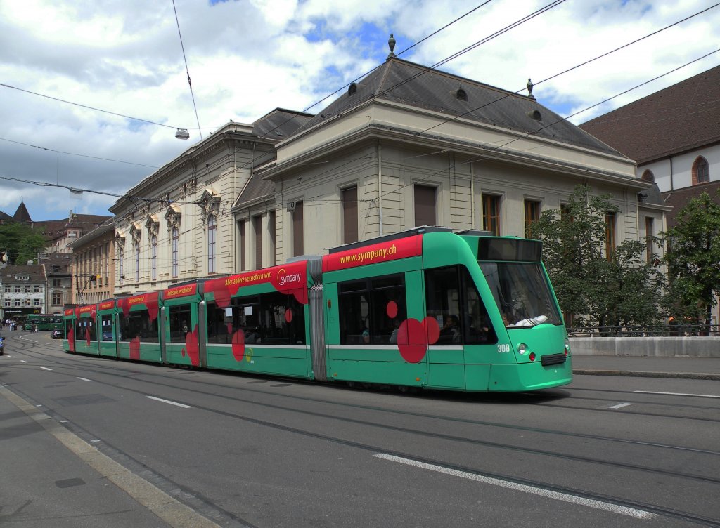 Combino mit der Betriebsnummer 308 auf der Linie 8 fhrt den Steinenberg hinunter zur Haltestelle Barfsserplatz. Die Aufnahme stammt vom 09.06.2012.