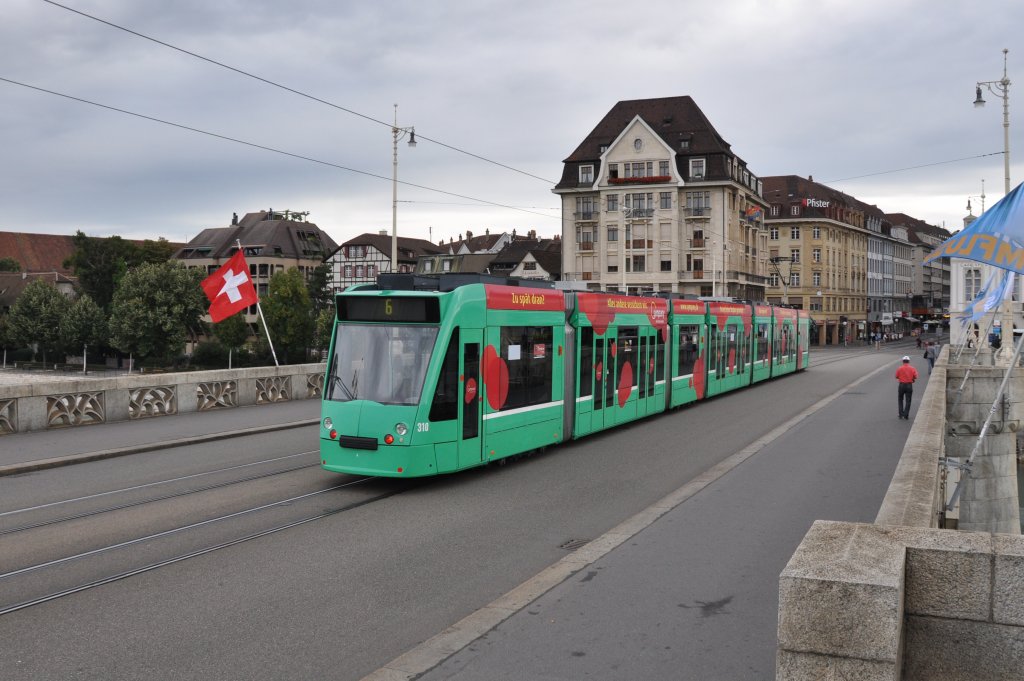 Combino mit der Betriebsnummer 310 auf der Linie 6 berquert die Mittlere Rheinbrcke Richtung Haltestelle Rheingasse. Die Aufnahme stammt vom 13.08.2011.