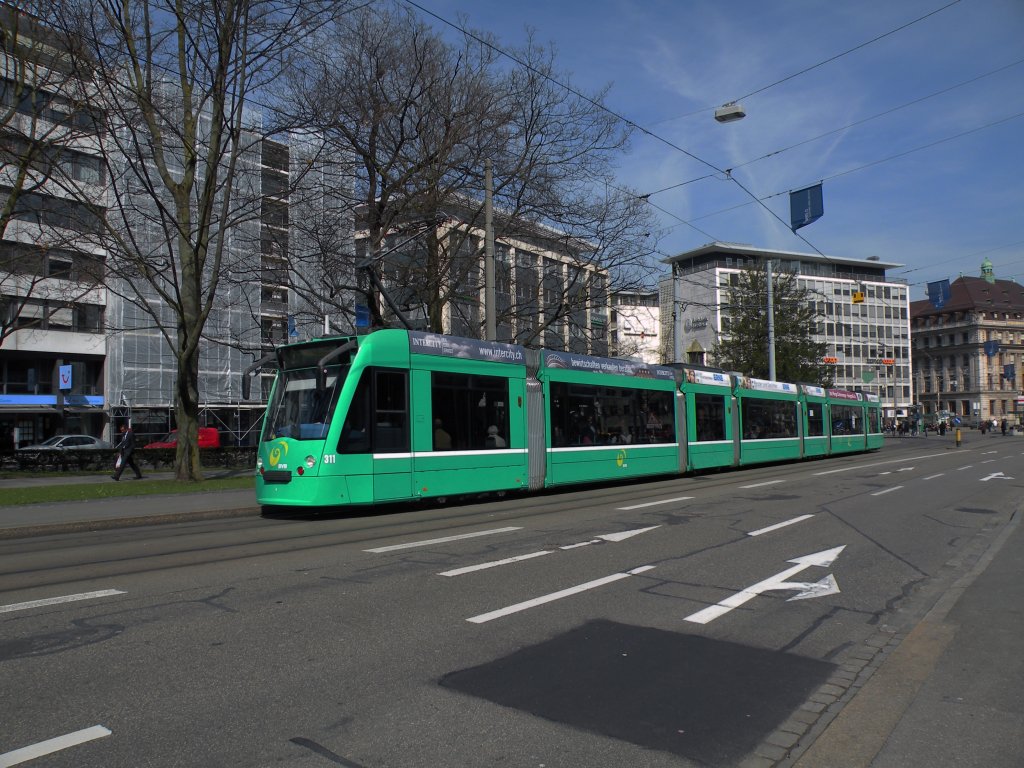 Combino mit der Betriebsnummer 311 fhrt auf der Linie 8 Richtung Bahnhof SBB. Die Aufnahme stammt vom 22.03.2011.