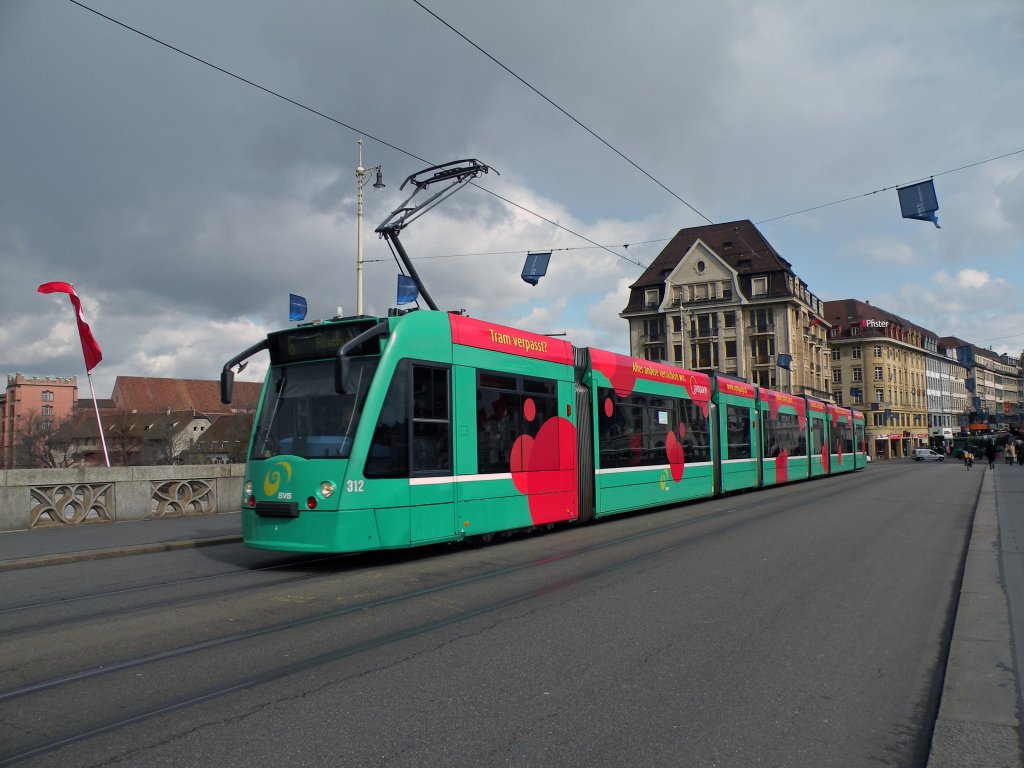 Combino mit der Betriebsnummer 312 auf der Linie 6 berquert die Mittlere Rheinbrcke Richtung Haltestelle Schifflnde. Die Aufnahme stammt vom 08.03.2012.