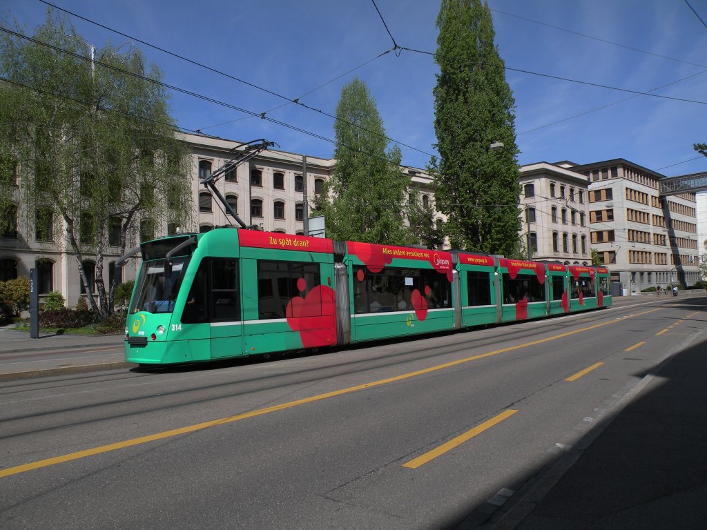 Combino mit der Betriebsnummer 314 fhrt zur Haltestelle Dreirosenbcke. Die Aufnahme stammt vom 28.04.2012.