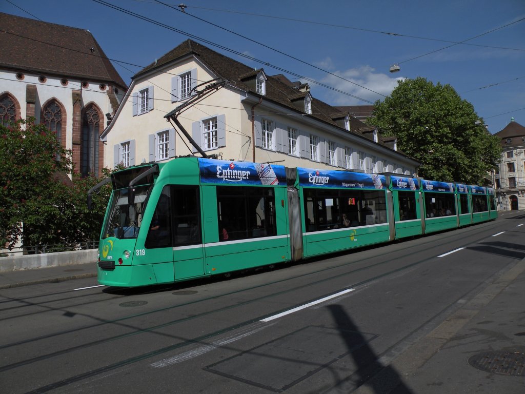Combino mit der Betriebsnummer 319 fhrt in Basel den Steineberg hinunter Richtung Haltestelle Barfsserplatz. Die Aufnahme stammt vom 08.05.2011.