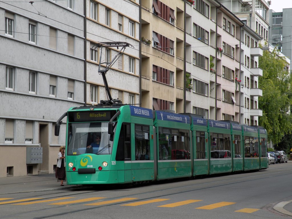 Combino mit der Betriebsnummer 320 an der Haltestelle Gewerbeschule in Basel. Die Aufnahme stammt vom 13.08.2011.