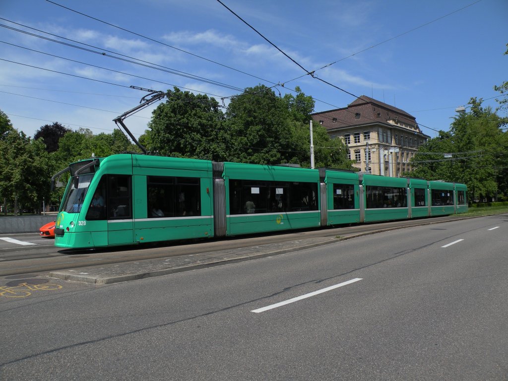 Combino mit der Betriebsnummer 320 wartet vor dem Lichtsignal beim Bahnhof SBB. Die Aufnahme stammt vom 20.05.2012.