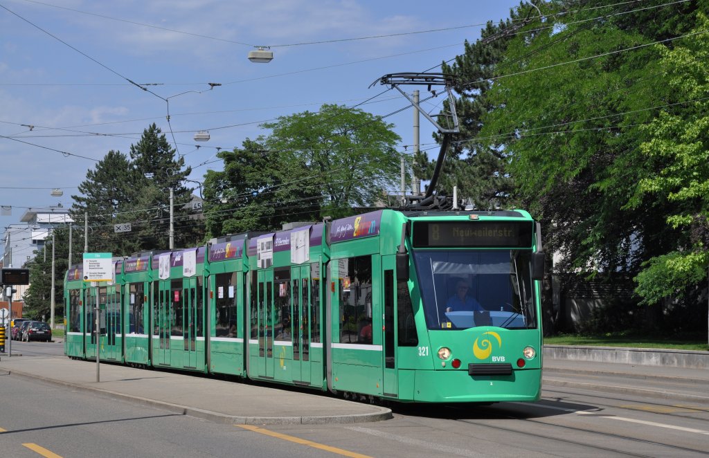 Combino mit der Betriebsnummer 321 auf der Linie 8 an der Haltestelle Ciba. Die Aufnahme stammt vom 16.06.2012. 