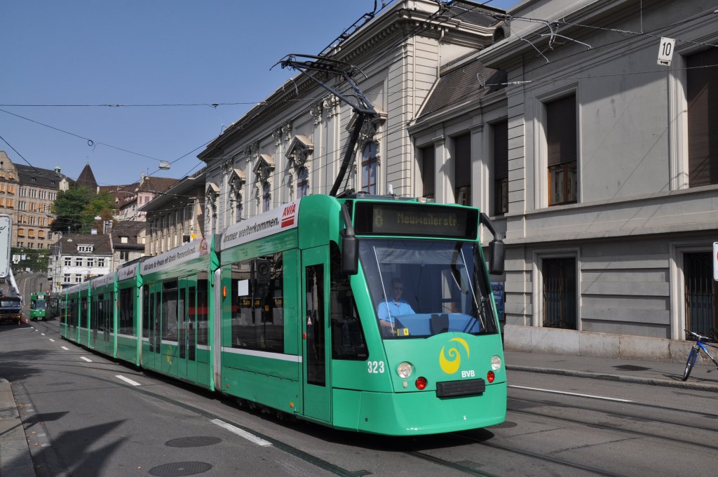 Combino mit der Betriebsnummer 323 auf der Linie 8 fhrt den Steinenberg hinauf zur Haltestelle Bankverein. Die Aufnahme stammt vom 22.08.2011.