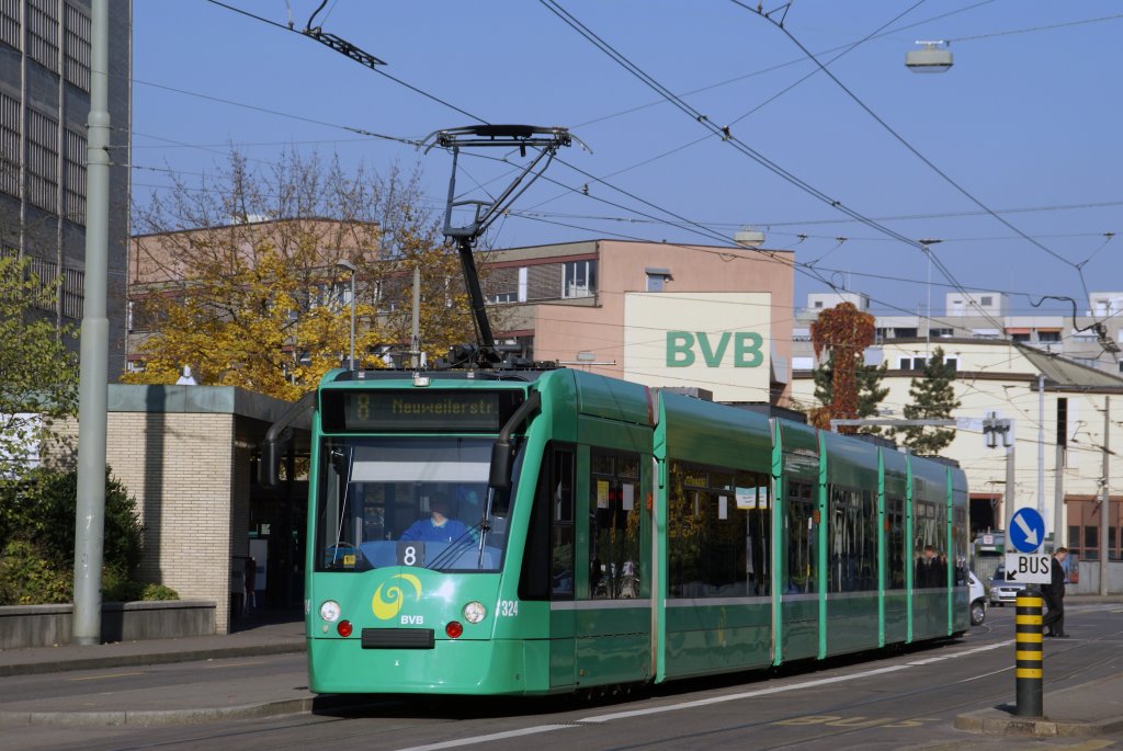 Combino mit der Betriebsnummer 324 an der Haltestelle Ciba. Im Hintergrund die BVB Hauptwerksttte. Die Aufnahme stammt vom 07.11.2008