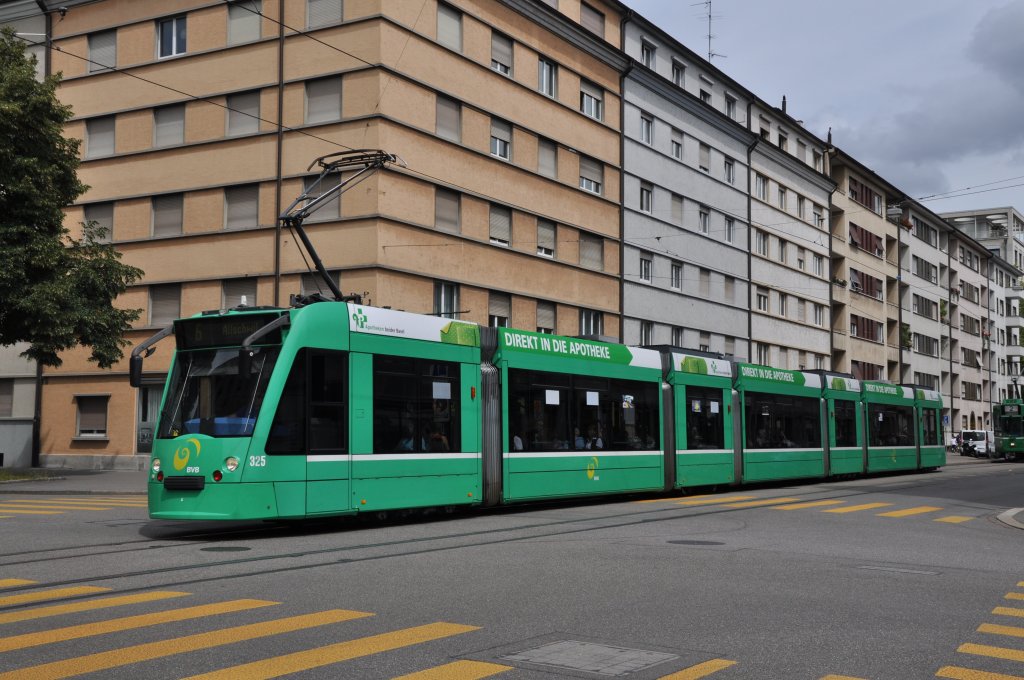 Combino mit der Betriebsnummer 325 auf der Linie 6 fhrt zur Haltestelle Messeplatz. Die Aufnahme stammt vom 13.08.2011.
