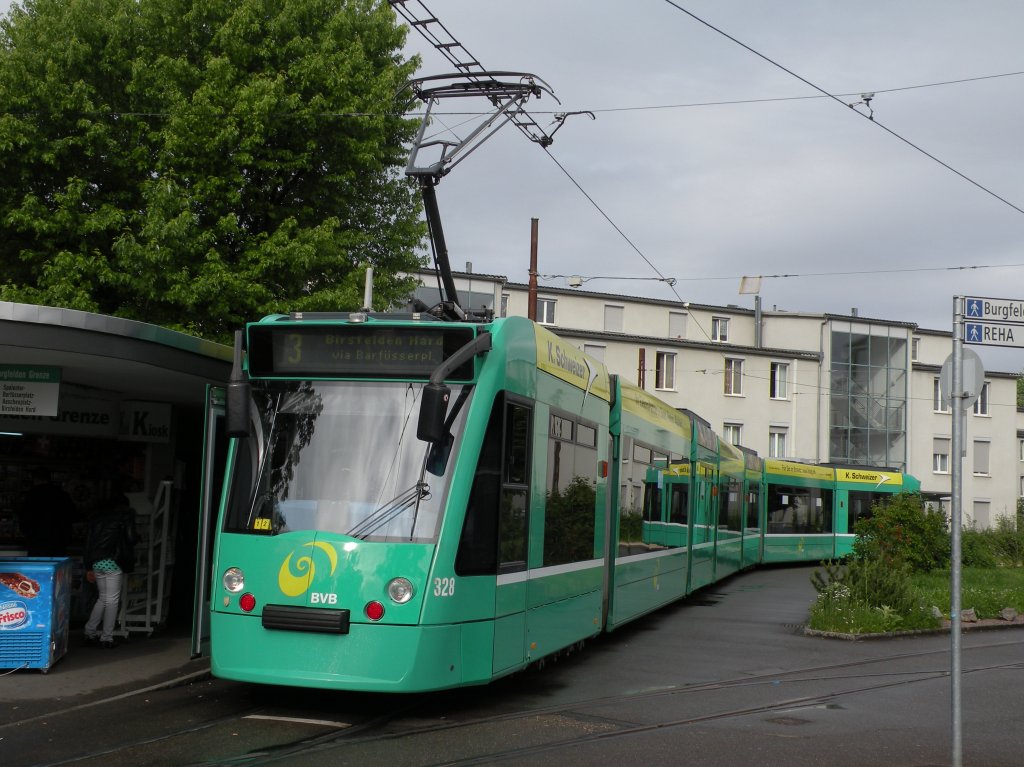 Combino mit der Betriebsnummer 328 auf der Linie 3 an der Burgfelden Grenze. Die Aufnahme stammt vom 22.05.2012.