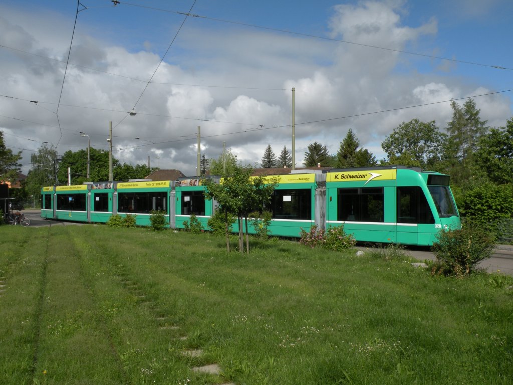 Combino mit der Betriebsnummer 328 auf der Linie 3 an der Birsfelder Hard. Die Aufnahme stammt vom 22.05.2012.

