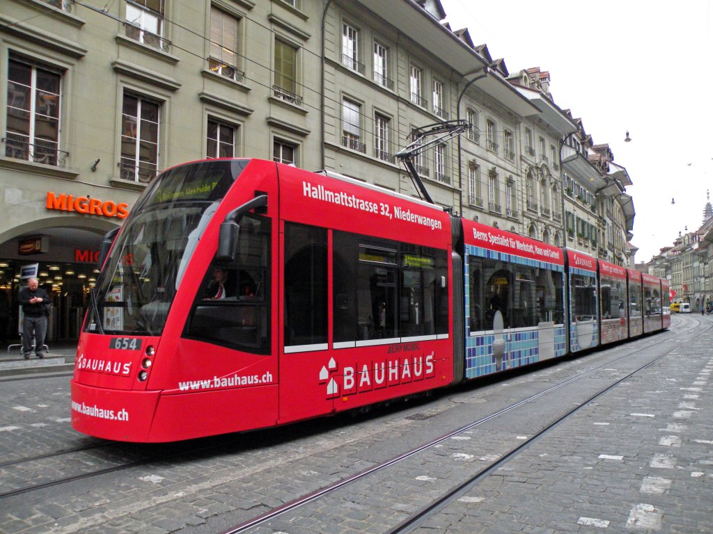 Combino mit der Betriebsnummer 654 auf der Linie 8 und der Vollwerbung fr das Bauhaus unterwegs in der Marktgasse in Bern. Die Aufnahme stammt vom 14.04.2011.
