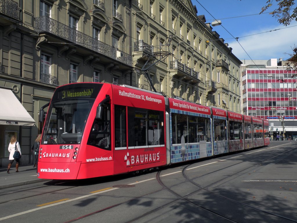 Combino mit der Betriebsnummer 654 und der Vollwerbung fr Bauhaus beim Bubenbergplatz in Bern. Die Aufnahme stammt vom 01.11.2010.