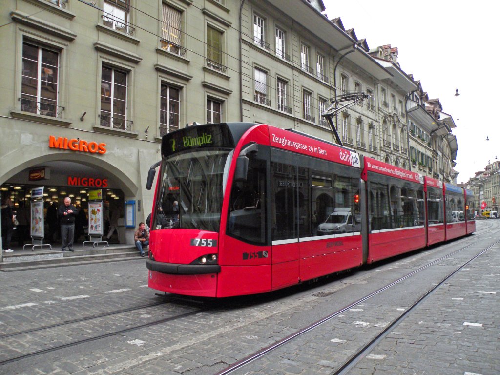 Combino mit der Betriebsnummer 655 auf der Linie 7 unterwegs in der Marktgasse in Bern. Die Aufnahme stammt vom 14.04.2011.