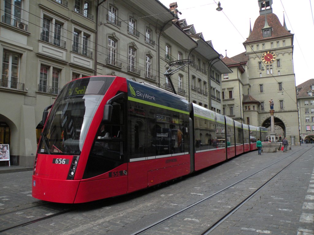 Combino mit der Betriebsnummer 656 auf der Linie 8 beim Kfigturm in Bern. Die Aufnahme stammt vom 14.04.2011.