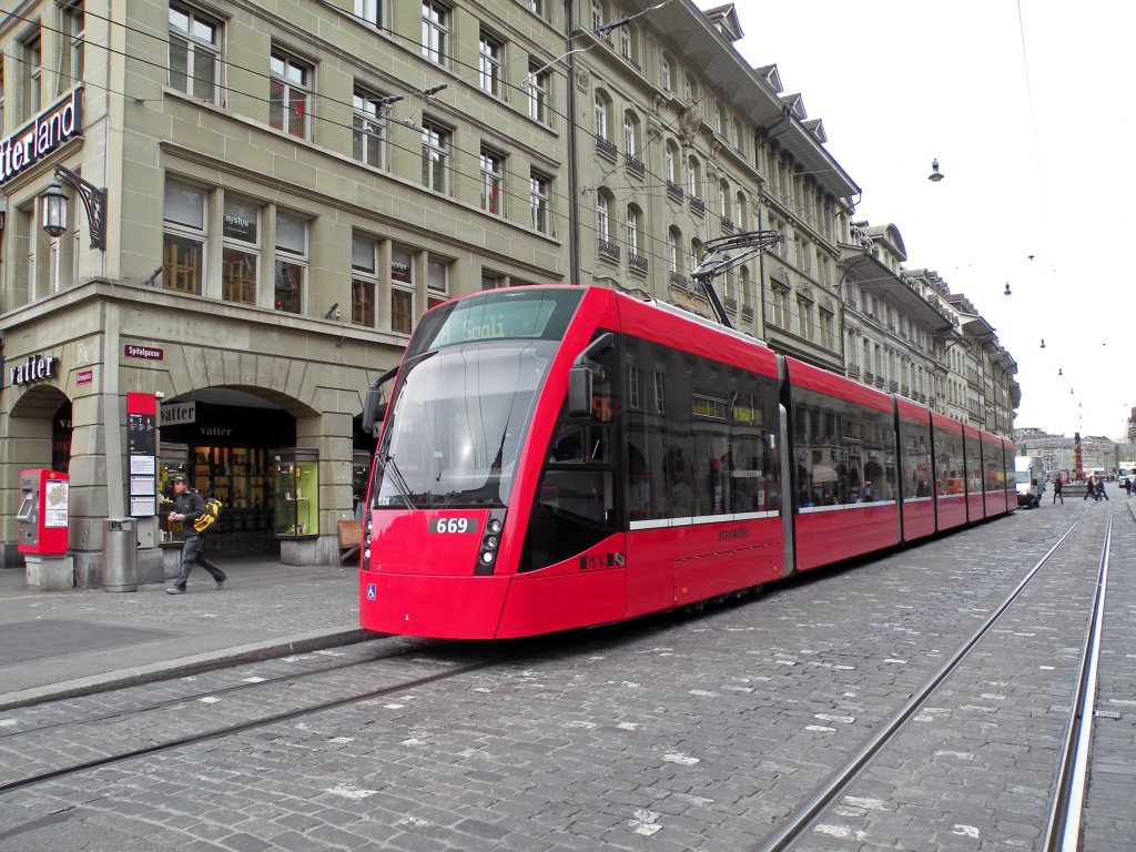Combino mit der Betriebsnummer 658 auf der Linie 3 unterwegs Richtung Sali. Hier sehen wir ihn in der Spitalgasse in Bern. Die Aufnahme stammr vom 14.04.201