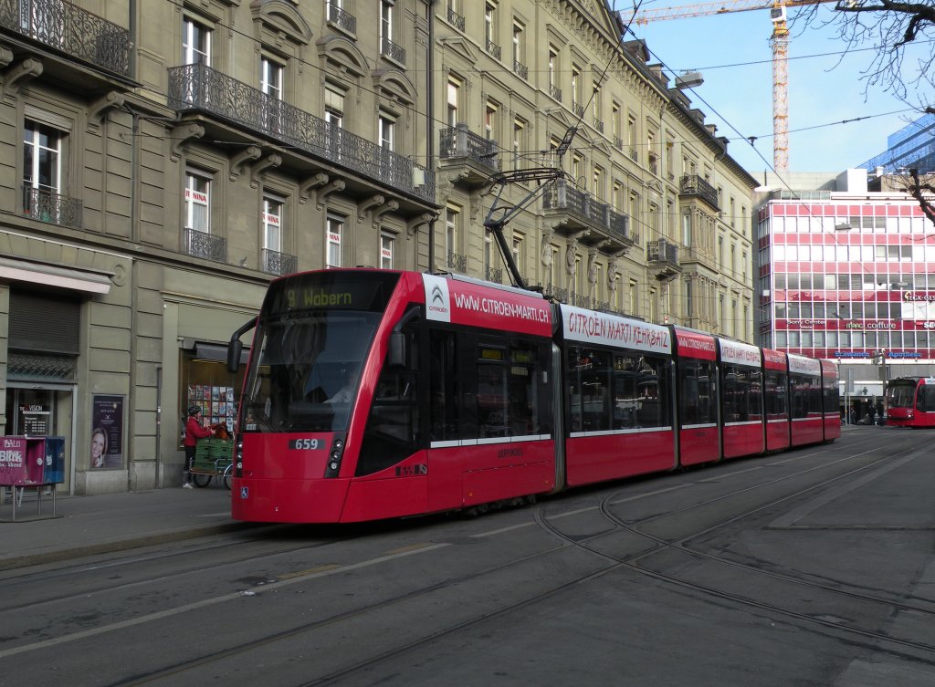 Combino mit der Betriebsnummer 659 auf der Linie 9 Richtung Wabern an der Haltestelle Bubenbergplatz in Bern. Die Aufnahme stammt vom 18.02.2013.
