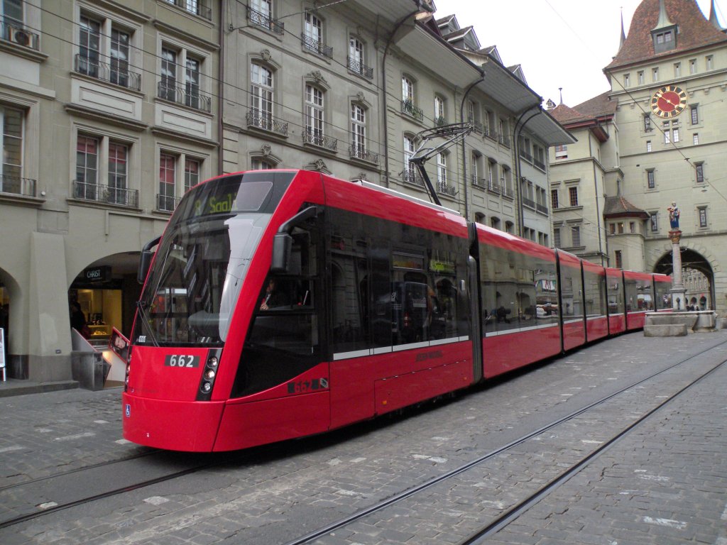 Combino mit der Betriebsnummer 662 auf der Linie 8 beim Kfigturm in Bern. Die Aufnahme stammt vom 14.04.2011.