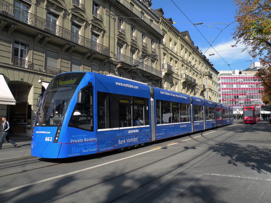 Combino mit der Betriebsnummer 662 und der Vollwerbung fr die Bank Vontobel beim Bubenbergplatz in Bern. Die Aufnahme stammt vom 01.11.2010.